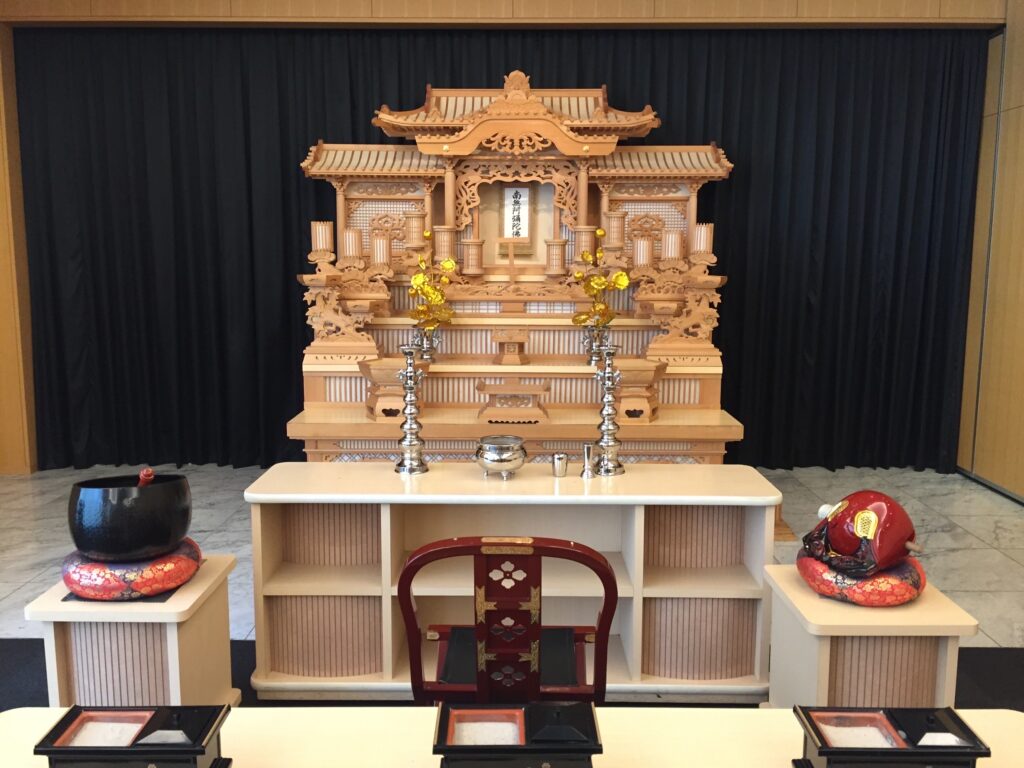 シンプルな祭壇の写真
